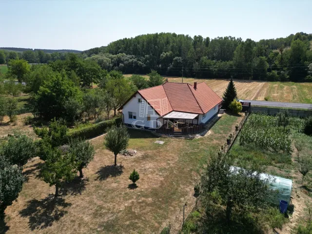 Eladó ház Szápár 140 nm