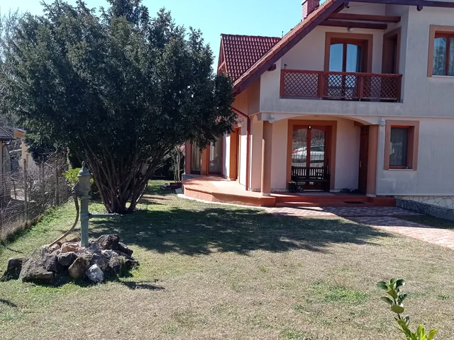 Eladó ház Szigetmonostor, Horány 260 nm