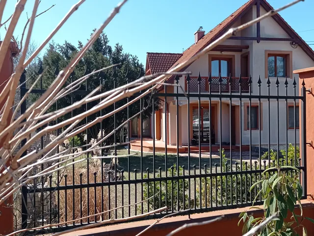 Eladó ház Szigetmonostor, Horány 260 nm