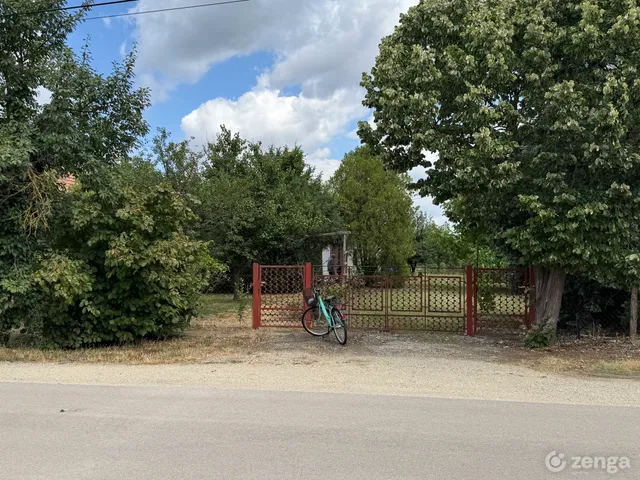 Eladó üdülő és hétvégi ház Békéscsaba, Békekertek, Festő utca 52 300 nm