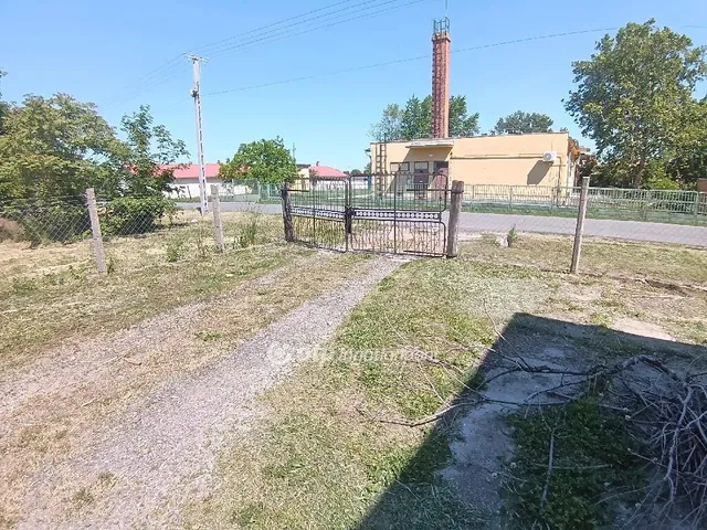 Eladó kereskedelmi és ipari ingatlan Kisújszállás 156 nm