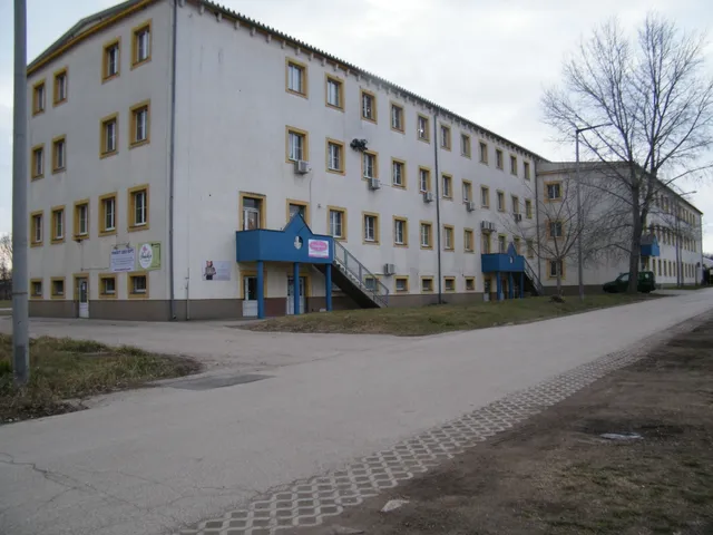 Kiadó kereskedelmi és ipari ingatlan Dunaújváros, Laktanya és környéke 400 nm