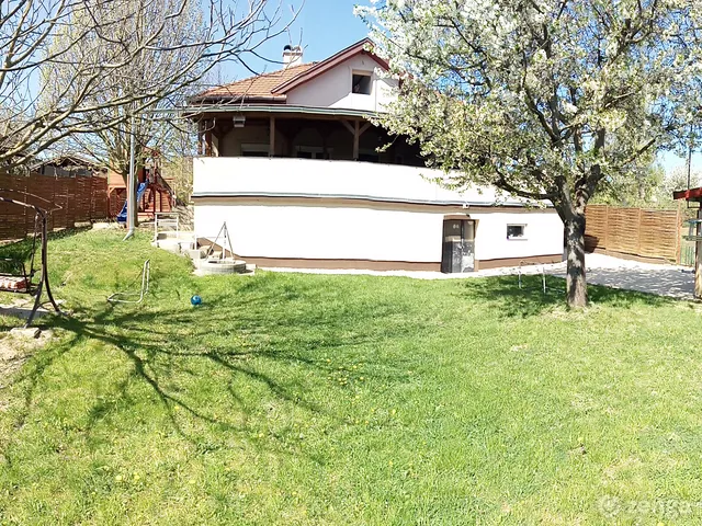 Eladó ház Rád, Váci út 56 175 nm