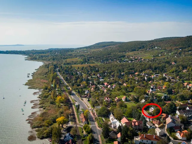 Eladó nyaraló Balatonszepezd 250 nm