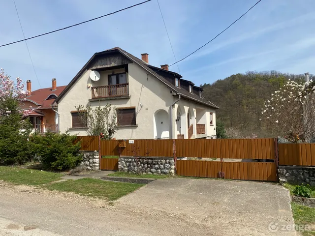 Eladó ház Kács 220 nm