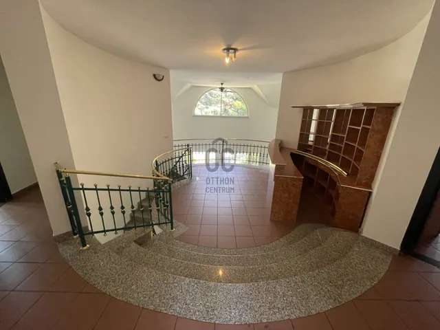 Eladó ház Budapest II. kerület, Máriaremete 300 nm
