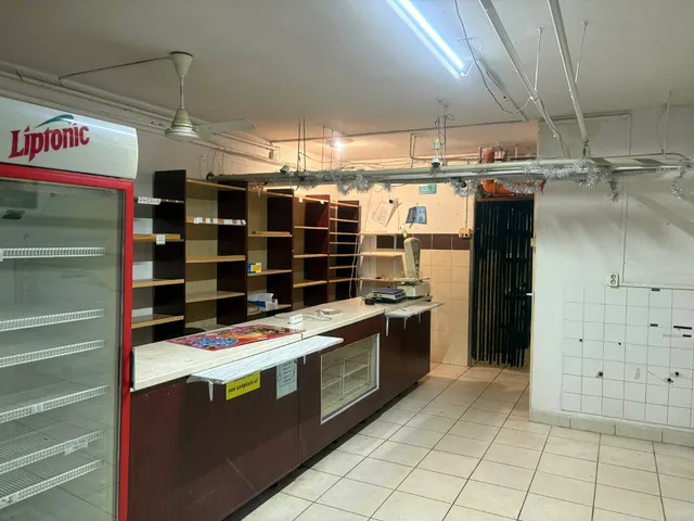 Eladó kereskedelmi és ipari ingatlan Szolnok, Széchenyi-lakótelep 72 nm