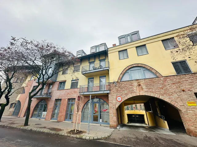 Kiadó garázs Szolnok 18 nm