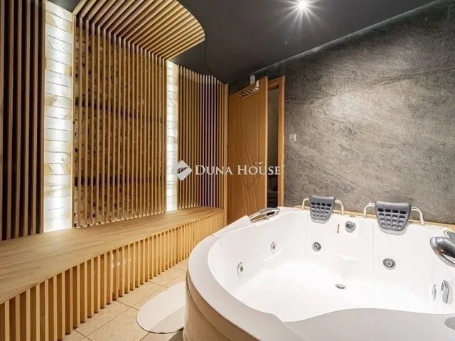 Eladó ház Budapest III. kerület, Testvérhegy 260 nm