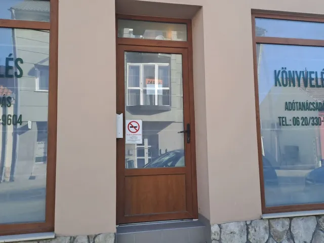 Eladó kereskedelmi és ipari ingatlan Dorog, Bécsi út 190 nm