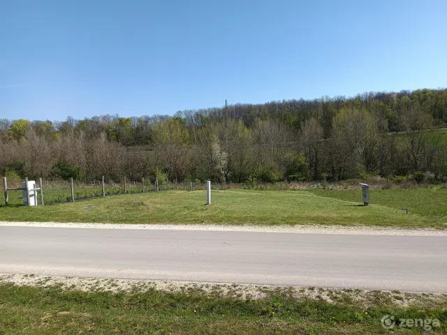 Eladó telek Eplény 800 nm