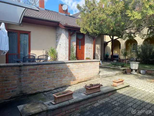 Eladó ház Pécs, Piricsizma 235 nm