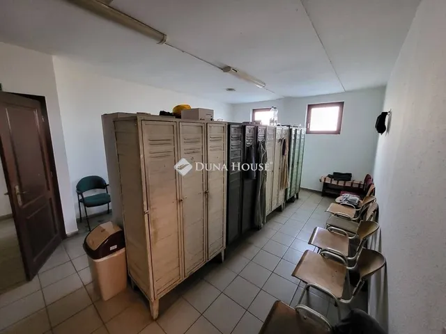 Eladó kereskedelmi és ipari ingatlan Nyergesújfalu 720 nm