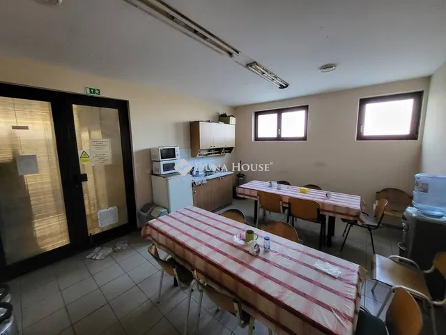 Eladó kereskedelmi és ipari ingatlan Nyergesújfalu 720 nm
