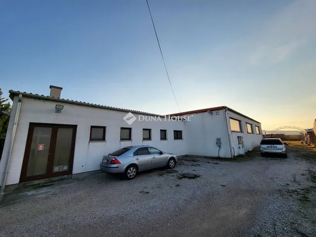 Eladó kereskedelmi és ipari ingatlan Nyergesújfalu 720 nm