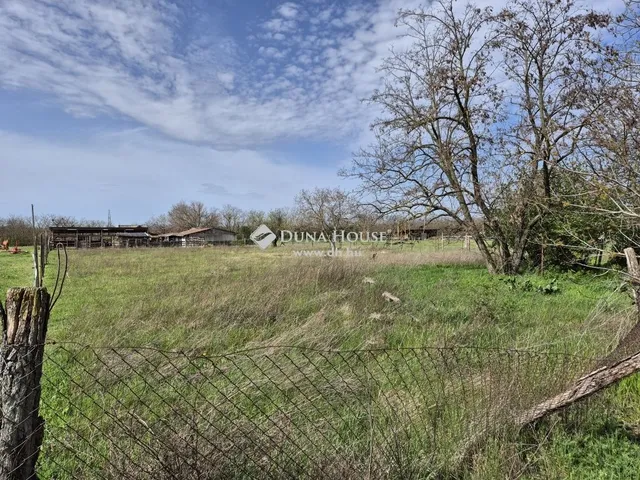 Eladó telek Környe 1690 nm