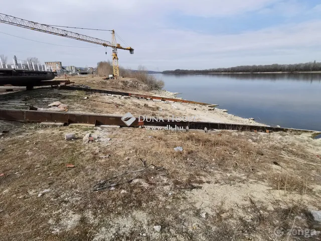 Eladó kereskedelmi és ipari ingatlan Nyergesújfalu 4279 nm