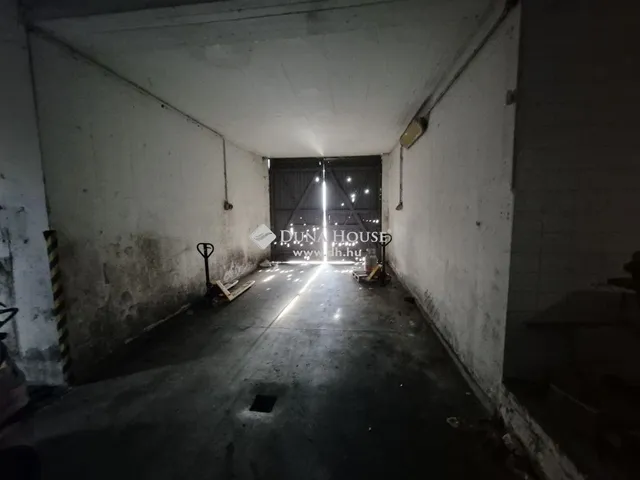 Eladó kereskedelmi és ipari ingatlan Császár 2698 nm