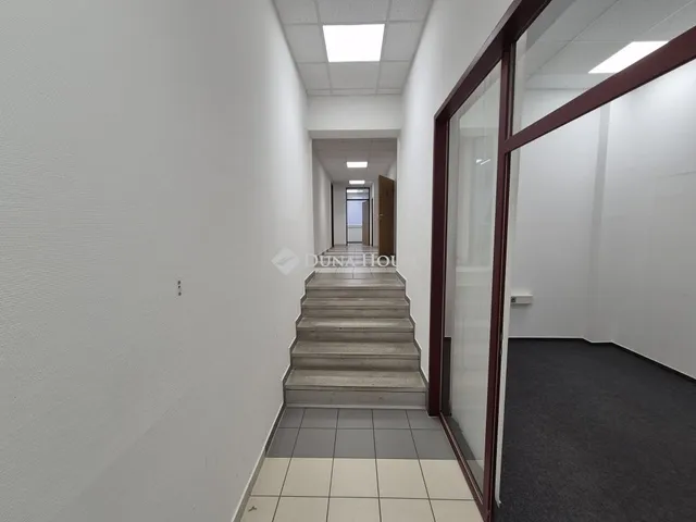 Kiadó kereskedelmi és ipari ingatlan Tatabánya 290 nm