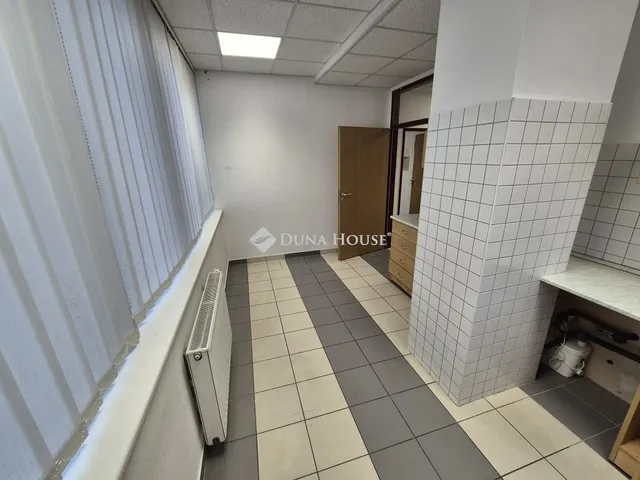 Kiadó kereskedelmi és ipari ingatlan Tatabánya 290 nm