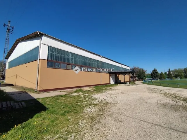 Kiadó kereskedelmi és ipari ingatlan Tatabánya, Bánhida 960 nm