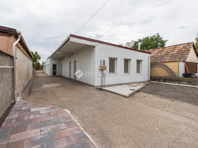 Eladó kereskedelmi és ipari ingatlan Baj 345 nm