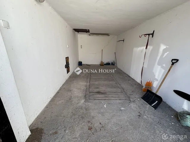 Eladó garázs Tatabánya 18 nm