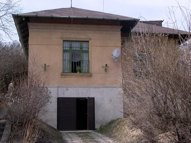 Kiadó kereskedelmi és ipari ingatlan Budapest II. kerület, Józsefhegyi utca 13. 100 nm