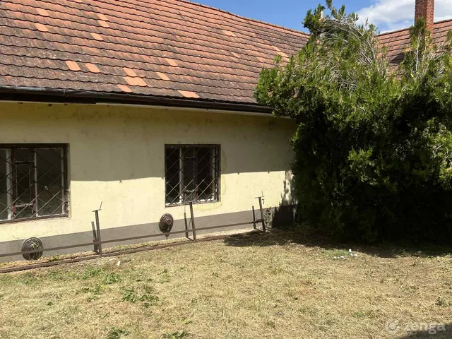 Eladó ház Perkáta, Szabadság tér 2. 202 nm
