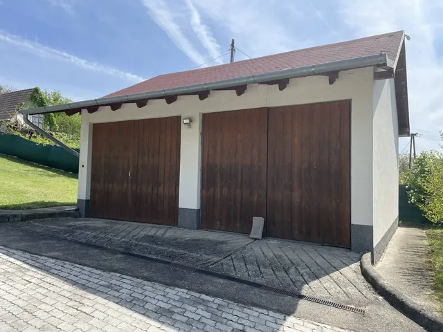 Eladó kereskedelmi és ipari ingatlan Szomód, Leshegy 230 nm