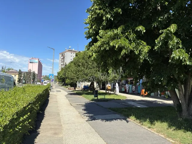 Eladó kereskedelmi és ipari ingatlan Komló, Városház tér 120 nm