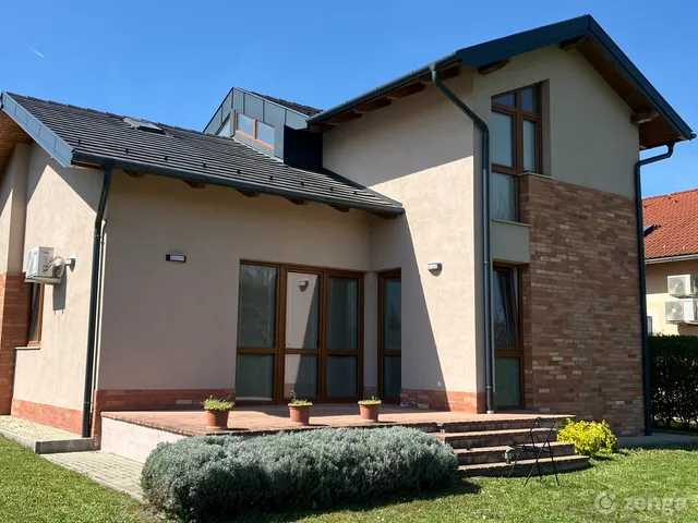 Eladó nyaraló Balatonszárszó 106 nm