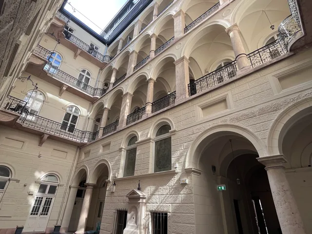 Eladó lakás Budapest VI. kerület, Nagykörúton belüli terület, Andrássy út 98 nm