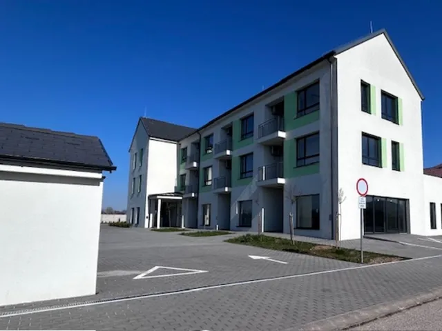 Kiadó kereskedelmi és ipari ingatlan Gyömrő, Liget lakópark 200 nm
