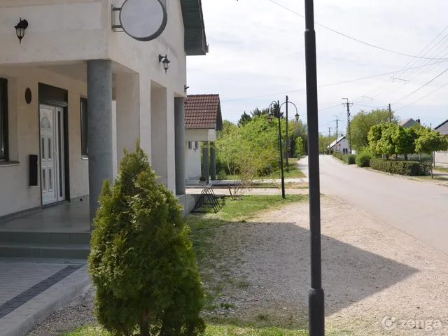 Eladó ház Aba, Béke tér 2. 271 nm