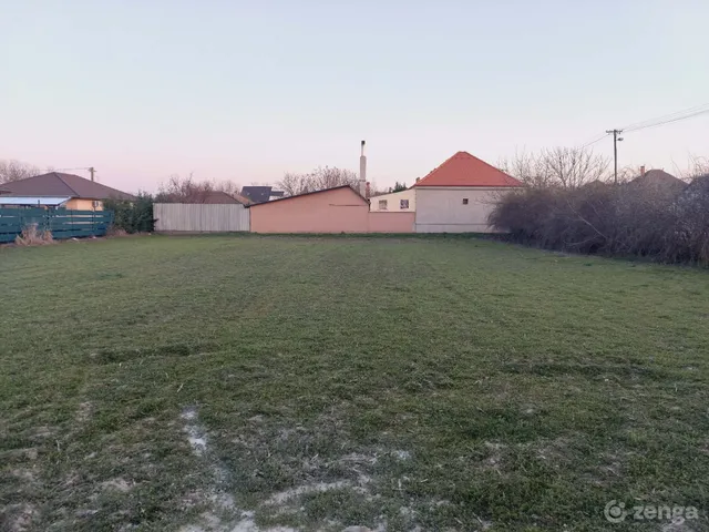 Eladó telek Deszk 800 nm