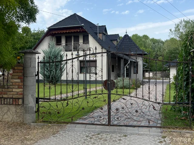 Eladó ház Ladánybene 170 nm