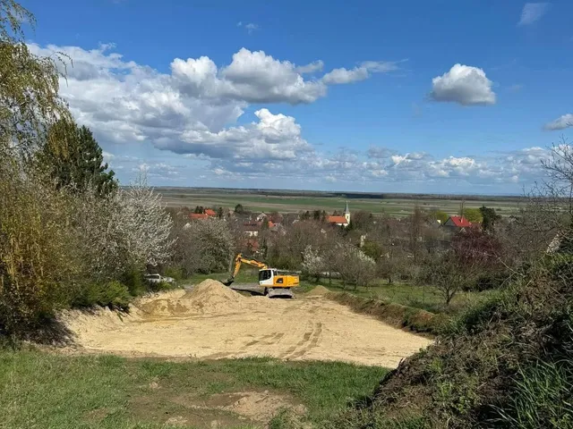 Eladó telek Győrújbarát 2200 nm