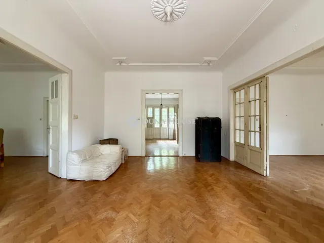 Eladó ház Budapest XII. kerület, Galántai utca 295 nm