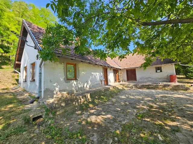 Eladó mezőgazdasági ingatlan Szekszárd, Szőlőhegy 94 nm