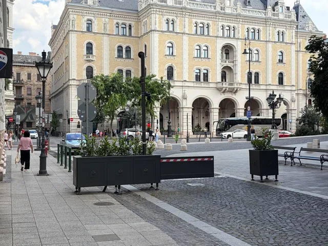 Eladó kereskedelmi és ipari ingatlan Budapest VI. kerület, Nagykörúton belüli terület, Hajós utca 17 nm