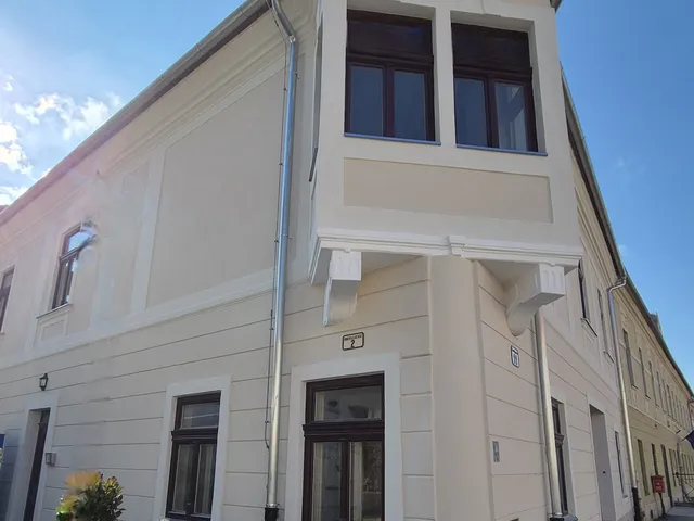 Eladó kereskedelmi és ipari ingatlan Győr, Sziget 66 nm