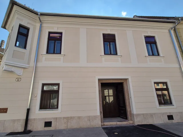 Eladó kereskedelmi és ipari ingatlan Győr, Sziget 66 nm