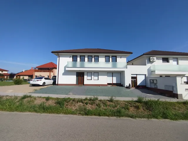 Eladó ház Győr, Szabadhegy 232 nm