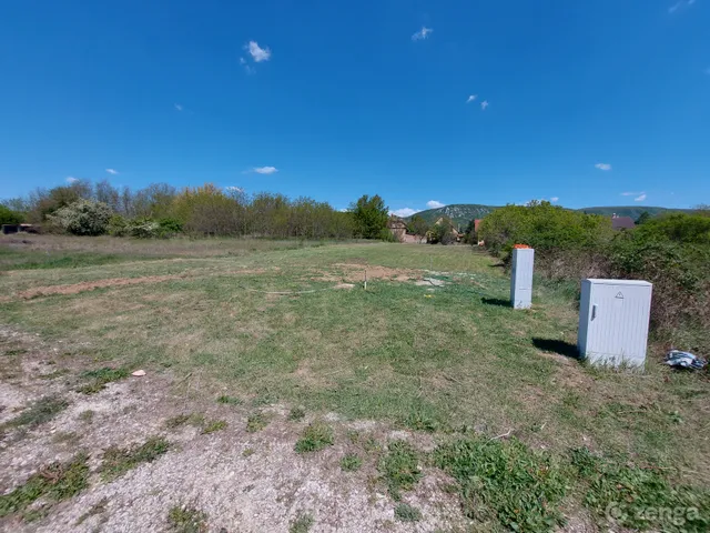 Eladó telek Kesztölc 851 nm