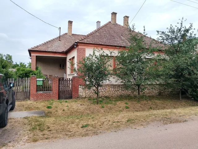 Eladó ház Nyárád 130 nm