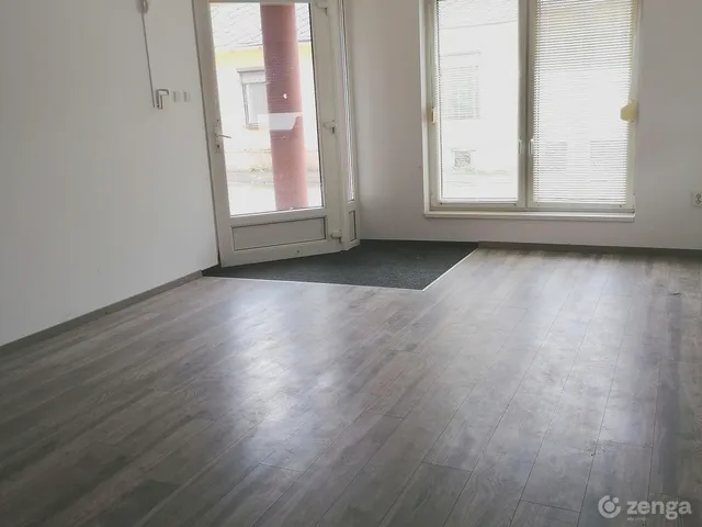 Eladó kereskedelmi és ipari ingatlan Debrecen, Belváros 113 nm