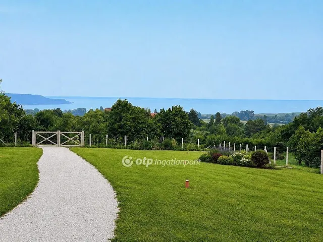 Eladó telek Balatonalmádi 1800 nm