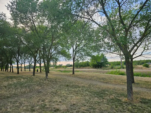 Eladó telek Szolnok, Széchenyi-lakótelep 1221 nm
