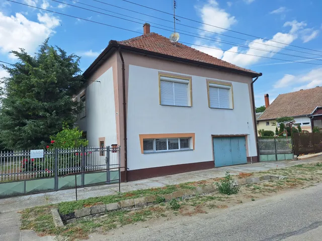 Eladó ház Baks, Aradi út 195 nm